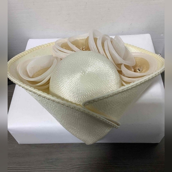 Elegant Cream Floral Women's Hat - Picture 2 of 8